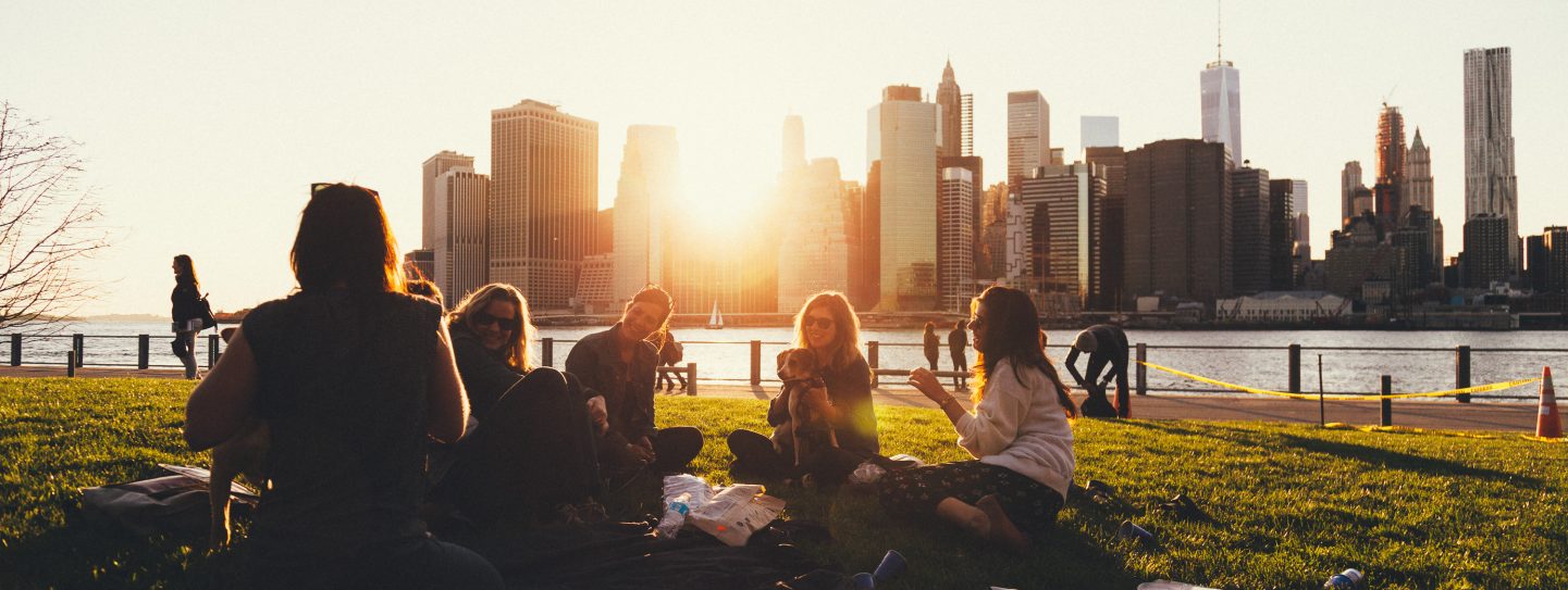 How to meet people while travelling