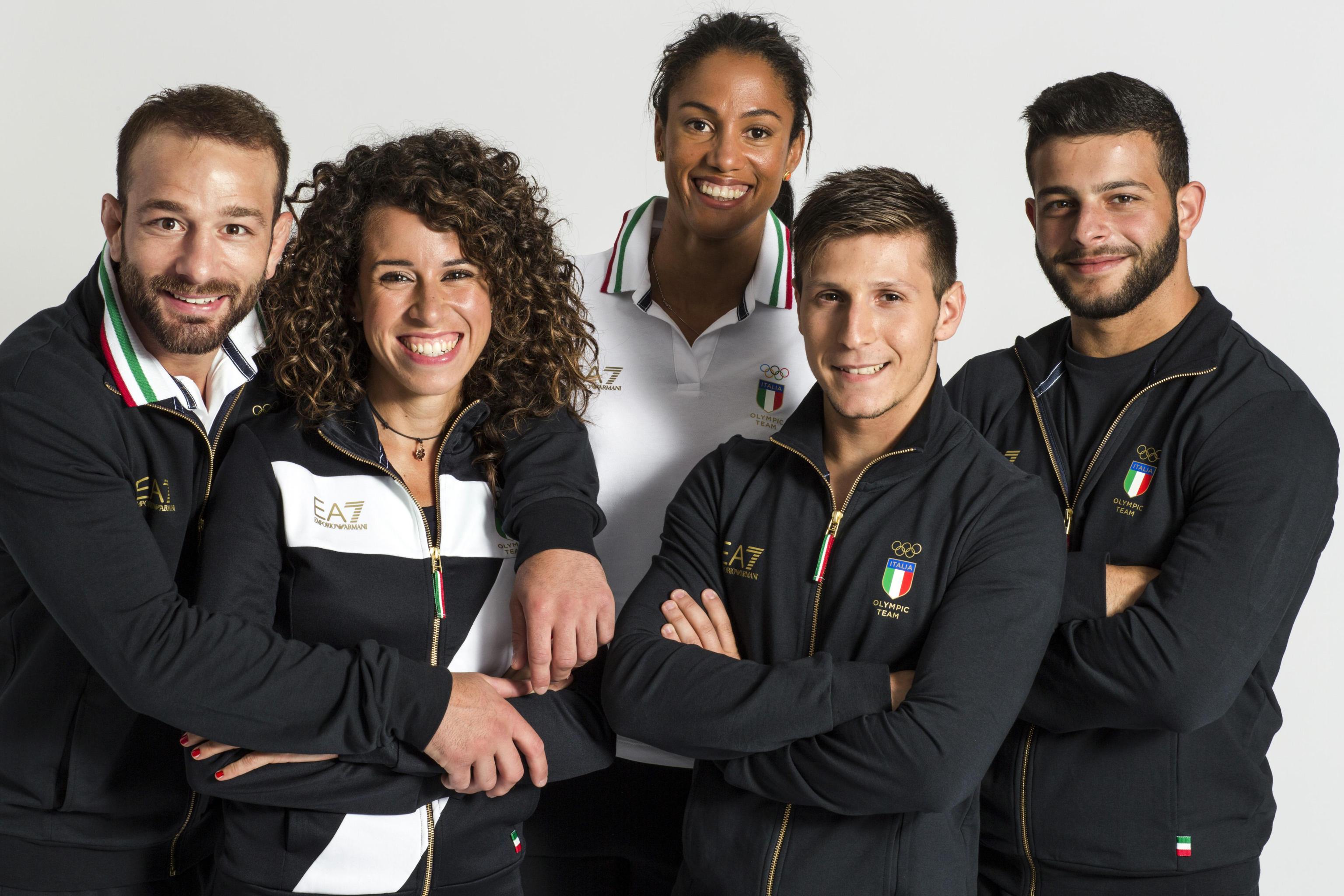 Спортсмены италии. Олимпийская форма Армани сборной Италии. Форма сборной Италии олимпиада Армани. Форма сборной Италии на Олимпиаде 2022. Итальянская Олимпийская сборная.
