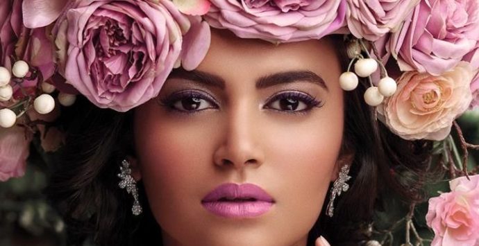 New Whimsical IG Trend: The #FlowerVaseHair